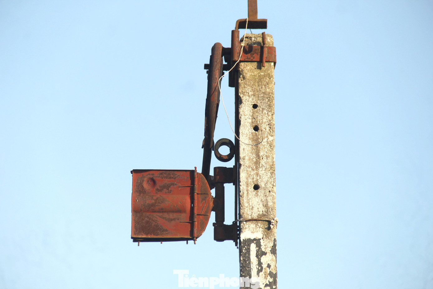 Lãnh đạo Công ty Đường sắt Nghệ Tĩnh cho biết, tuy tàu không chạy, nhưng hiện tại vẫn chưa có quyết định khi nào thì ngừng hẳn. Mỗi năm ngành giao thông đầu tư kinh phí hơn 6 tỷ đồng cho việc duy tu bảo dưỡng tuyến đường này, nay đã cắt xuống còn gần 1,4 tỷ đồng để chi trả lương cho nhân viên. Lãnh đạo Công ty Đường sắt Nghệ Tĩnh cho biết, tuy tàu không chạy, nhưng hiện tại vẫn chưa có quyết định khi nào thì ngừng hẳn. Mỗi năm ngành giao thông đầu tư kinh phí hơn 6 tỷ đồng cho việc duy tu bảo dưỡng tuyến đường này, nay đã cắt xuống còn gần 1,4 tỷ đồng để chi trả lương cho nhân viên.