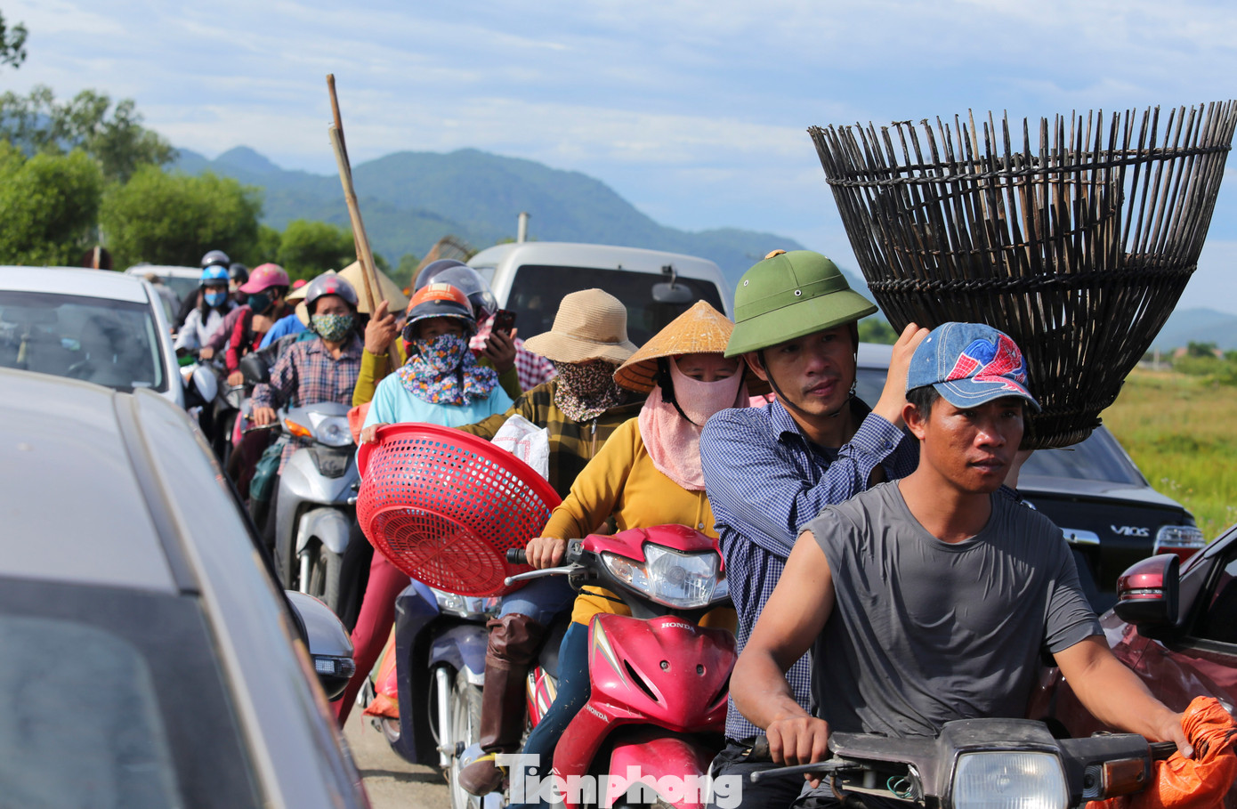 Khoảng 9h, khi mặt trời dần lên cao, người dân cũng lên bờ về nhà với thành quả đánh bắt được. Đoạn đường hơn 1km từ trung tâm xã vào đầm Vực Rào chật kín người và xe cộ.