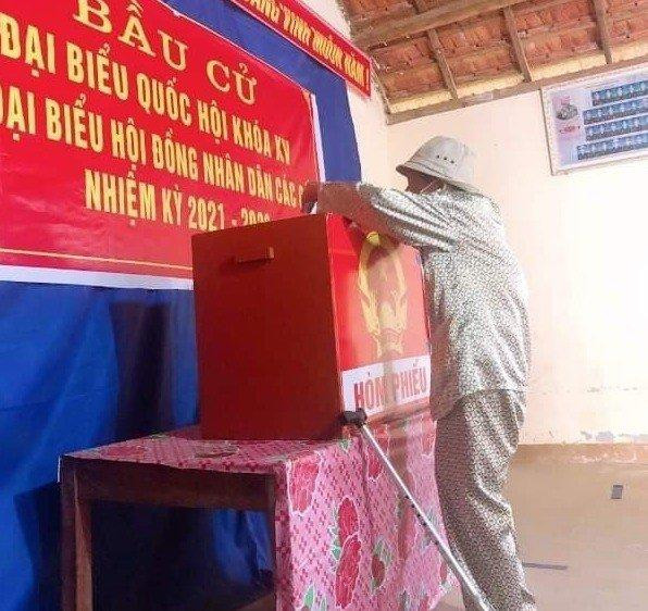 Cử tri Phan Tố Đức (106 tuổi) bỏ lá phiếu bầu cử của mình. Cử tri Phan Tố Đức (106 tuổi) bỏ lá phiếu bầu cử của mình.