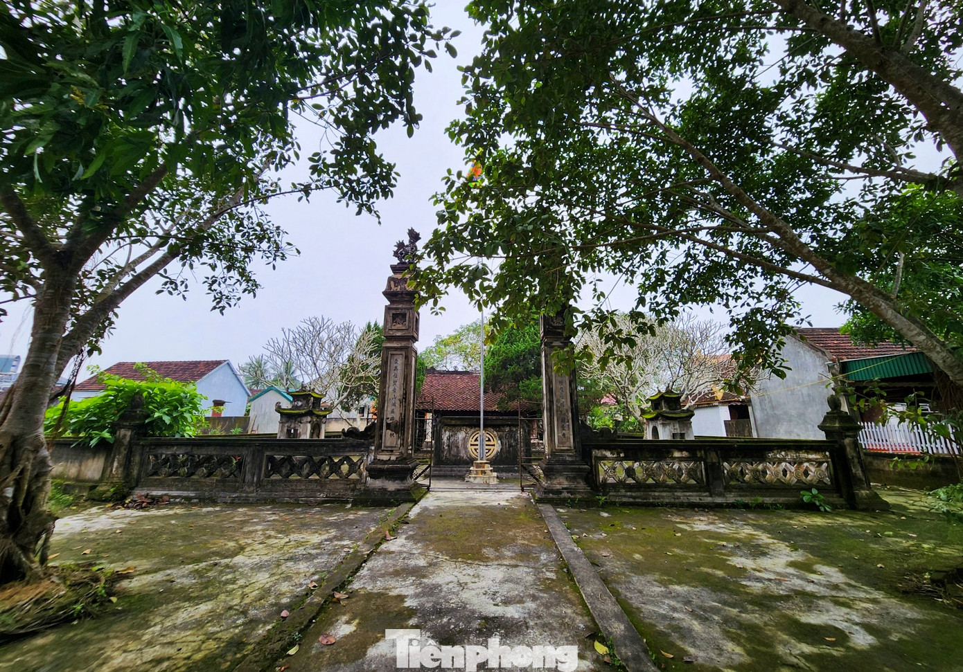 Di tích lịch sử văn hóa cấp quốc gia Nhà thờ Nguyễn Huy Oánh và Nguyễn Huy Tự, hay còn gọi là nhà thờ Lục Chi. Nhà thờ được Thám hoa Nguyễn Huy Oánh xây dựng năm 1752 để thờ cha là ông Nguyễn Huy Tựu (1690-1750). Di tích lịch sử văn hóa cấp quốc gia Nhà thờ Nguyễn Huy Oánh và Nguyễn Huy Tự, hay còn gọi là nhà thờ Lục Chi. Nhà thờ được Thám hoa Nguyễn Huy Oánh xây dựng năm 1752 để thờ cha là ông Nguyễn Huy Tựu (1690-1750).