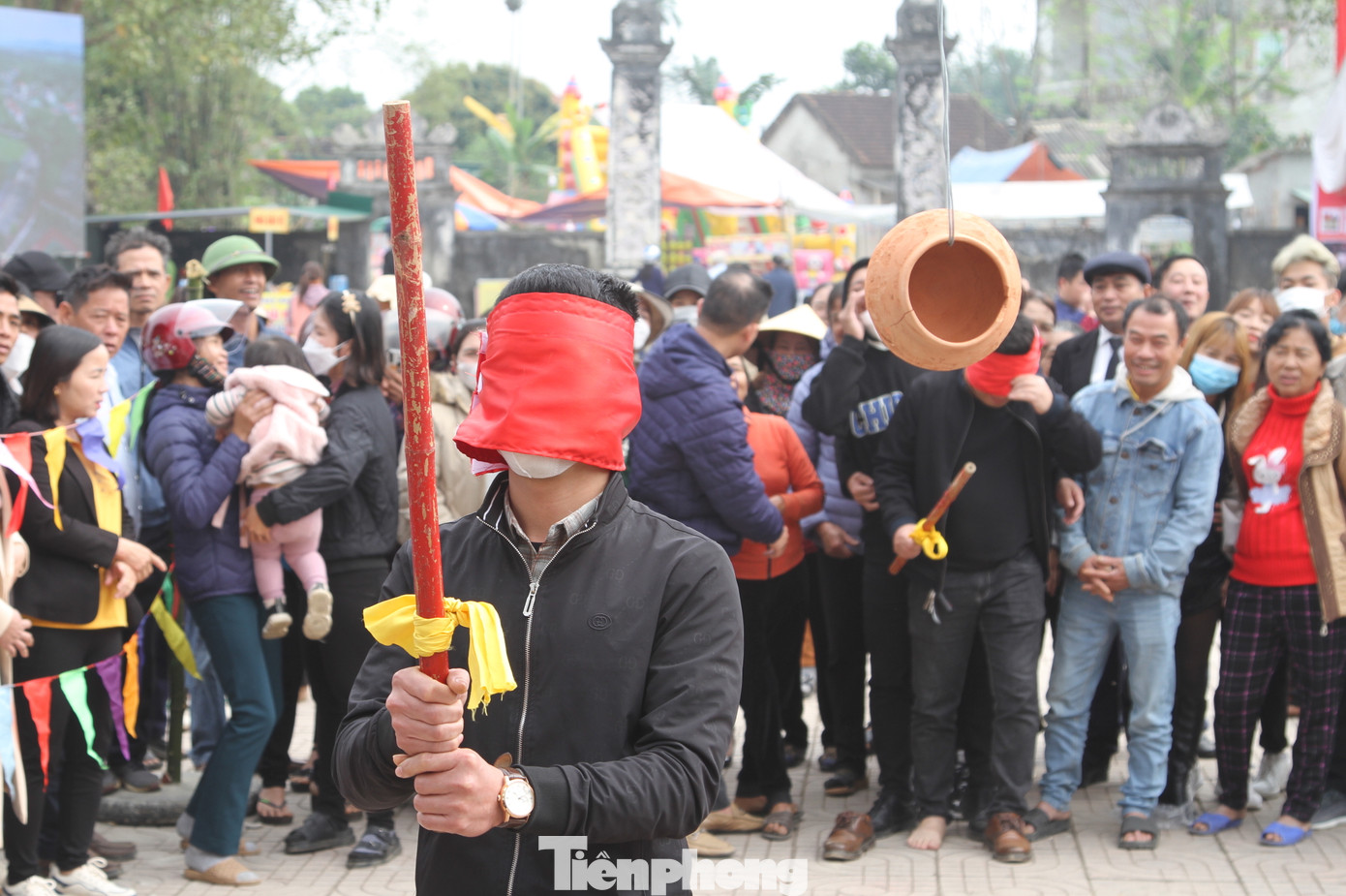 Ở trò chơi bịt mắt đập niêu, người tham gia sẽ được bịt kín bằng chiếc khăn đỏ. Người chơi sẽ dò dẫm bước đến dùng gậy gỗ đập vào chiếc niêu đất treo lơ lửng phía trên. Người nào đập vỡ được nồi đất sẽ nhận được phần quà từ ban tổ chức.