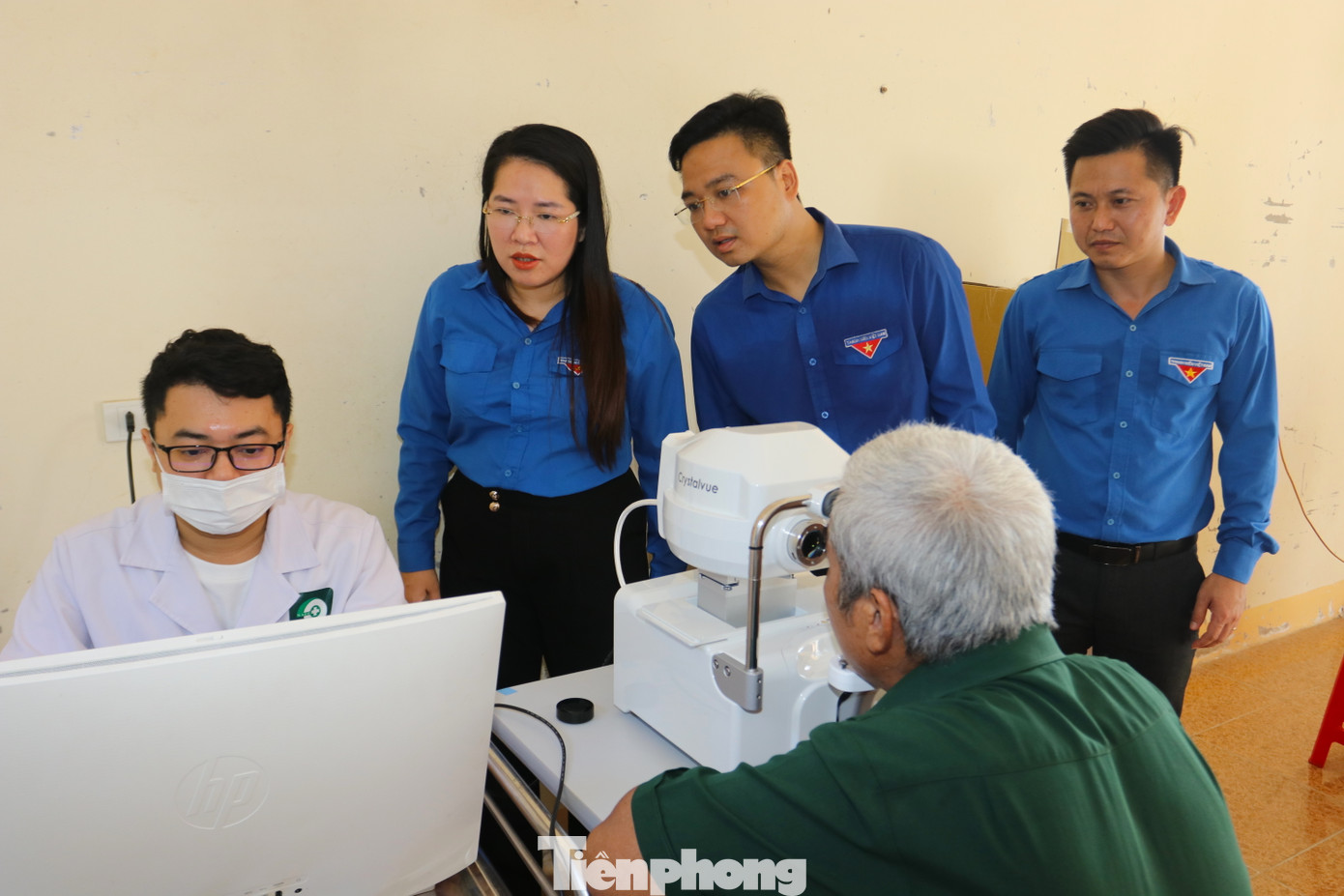 Được biết, Hội thầy thuốc trẻ tỉnh Nghệ An đã phối hợp cùng các đơn vị chuẩn bị nhiều máy móc, trang thiết bị hiện đại để đến thăm khám cho các bác thương bệnh binh, người có công như: máy đo, kiểm tra mắt, máy siêu âm, thăm dò, máy nội soi tai mũi họng....để khám bệnh một cách tốt nhất, chuyên nghiệp nhất.