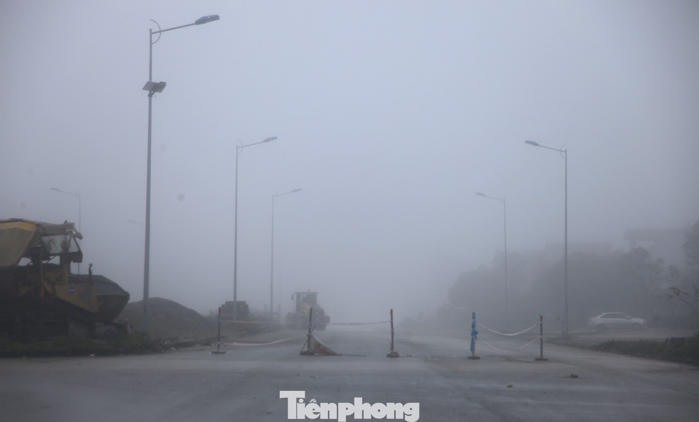 Từ đêm 5/2 đến trưa 6/2, tại nhiều huyện, thành thị khu vực Nghệ An xuất hiện sương mù dày đặc. Tại thành phố Vinh, tình trạng sương mù dày đặc đã ảnh hưởng đến giao thông và một số công việc của người dân nơi đây.