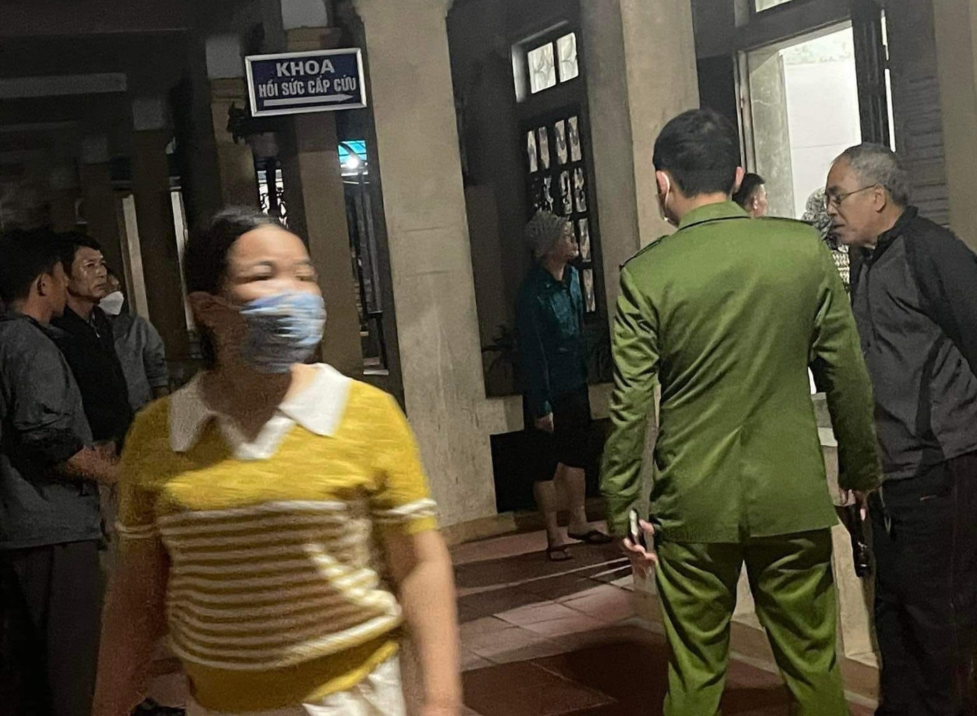 Người thân và cơ quan công an có mặt tại Bệnh viện đa khoa huyện Quỳnh Lưu sau khi 5 người được chuyển lên viện cấp cứu trong tình trạng nguy kịch. Người thân và cơ quan công an có mặt tại Bệnh viện đa khoa huyện Quỳnh Lưu sau khi 5 người được chuyển lên viện cấp cứu trong tình trạng nguy kịch.