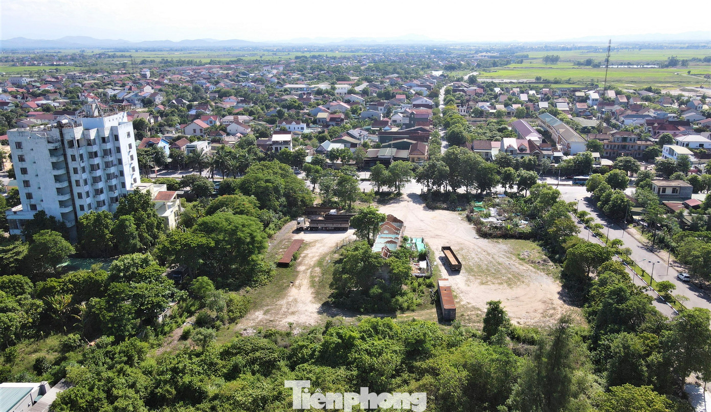 Tại phường Bắc Hồng, khu đất thuộc Công ty CP Đầu tư phát triển đô thị và khu công nghiệp Hà Nội với diện tích 13.000m2 cũng bị bỏ hoang nhiều năm nay. Tại phường Bắc Hồng, khu đất thuộc Công ty CP Đầu tư phát triển đô thị và khu công nghiệp Hà Nội với diện tích 13.000m2 cũng bị bỏ hoang nhiều năm nay.