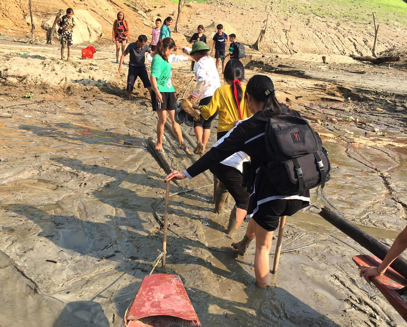 Trước đây, người dân, học sinh phải lội bùn để đi ra bến thuyền vào trung tâm xã, vừa nguy hiểm, vừa khó khăn. Trước đây, người dân, học sinh phải lội bùn để đi ra bến thuyền vào trung tâm xã, vừa nguy hiểm, vừa khó khăn.