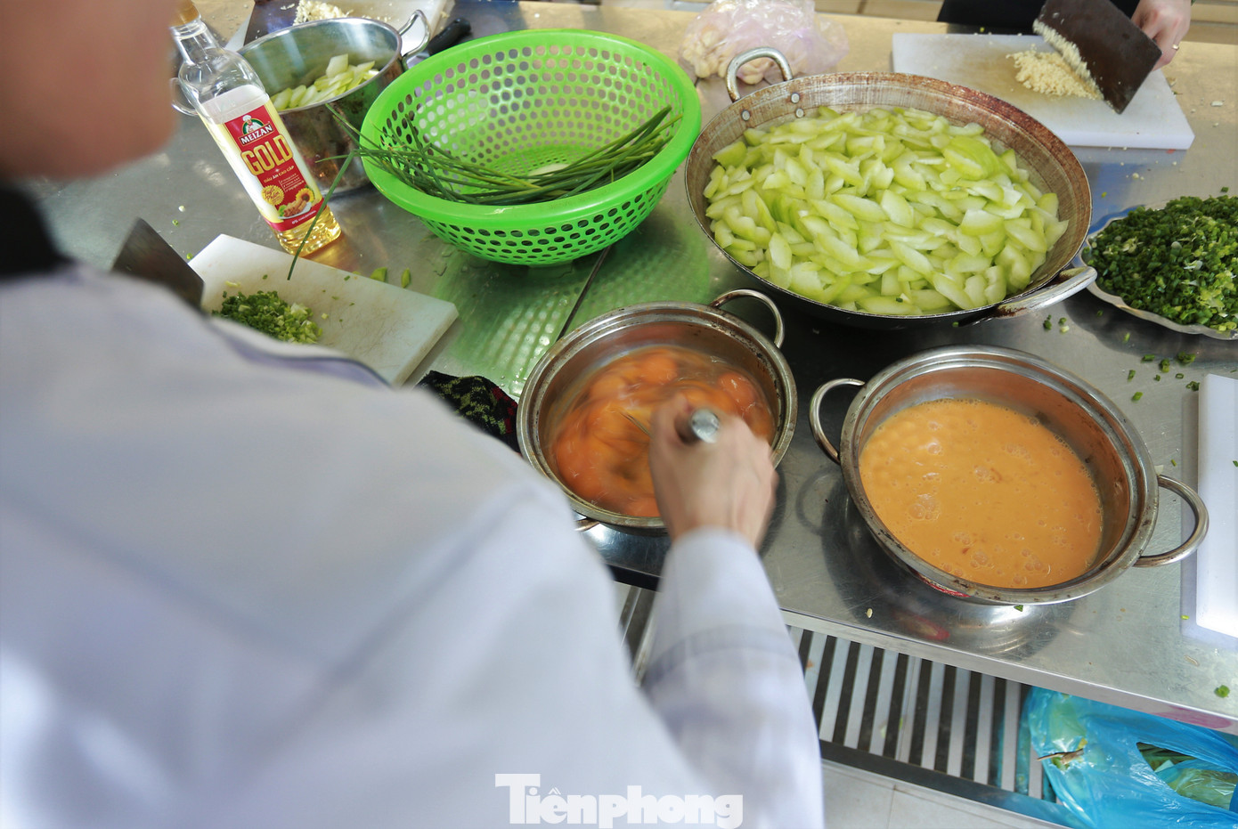 Cô Phạm Thị Hồng Nhung, Trưởng khoa Thương mại - Du lịch, Phó chủ tịch Công đoàn trường cho biết: "Năm nay trường có hơn 300 học sinh dự thi tốt nghiệp THPT. Để tạo điều kiện cho các thí sinh, nhà trường đã chuẩn bị 2 xe buýt đưa đón và nấu các suất ăn miễn phí ngay tại trường để các em có thời gian ăn uống, nghỉ ngơi, đảm bảo sức khỏe cho các môn thi tiếp theo".