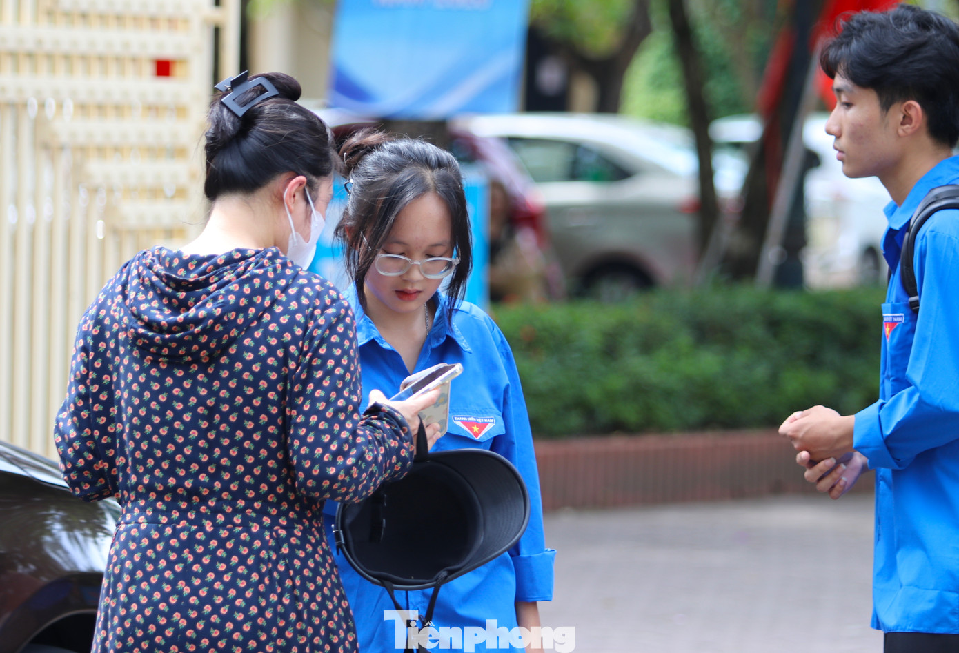 Để hỗ trợ thí sinh một cách tốt và nhanh nhất, các bạn đoàn viên đứng sẵn trước cổng trường và xem giấy báo dự thi rồi hướng dẫn các thí sinh vào đúng phòng thi của mình. Việc hỗ trợ vừa tránh cho thí sinh mất công tìm vừa tránh lộn xộn trước cổng trường thi. Để hỗ trợ thí sinh một cách tốt và nhanh nhất, các bạn đoàn viên đứng sẵn trước cổng trường và xem giấy báo dự thi rồi hướng dẫn các thí sinh vào đúng phòng thi của mình. Việc hỗ trợ vừa tránh cho thí sinh mất công tìm vừa tránh lộn xộn trước cổng trường thi.