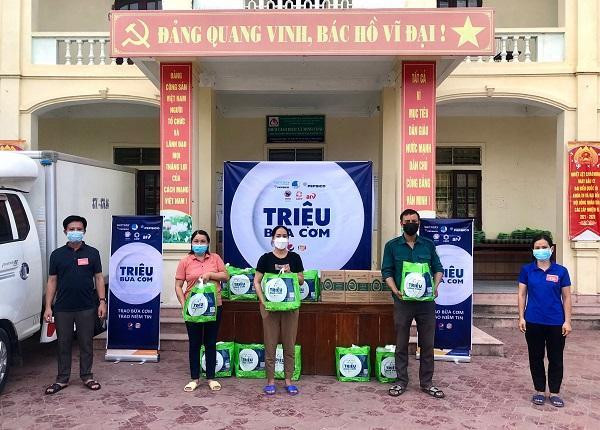 Trao tặng các suất nhu yếu phẩm cho người dân đang bị phong toả tại thôn Minh Tập, xã Minh Châu, huyện Diễn Châu. Trao tặng các suất nhu yếu phẩm cho người dân đang bị phong toả tại thôn Minh Tập, xã Minh Châu, huyện Diễn Châu.