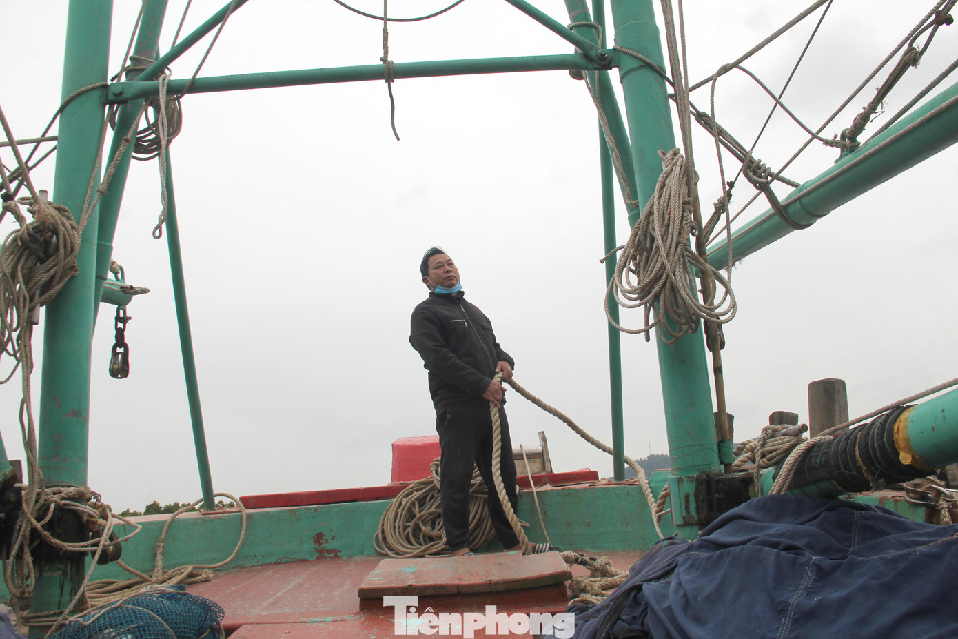 Cập bến sau gần một tuần đánh bắt hải sản ở ngư trường, ngư dân Nguyễn Văn Thương (trú xã An Hòa, huyện Quỳnh Lưu, Nghệ An) cho biết, tạm dừng ra khơi dịp này chờ một thời điểm thích hợp khác. Ông bảo, số tiền thu được trong hai chuyến biển sau Tết Nguyên đán không đủ trả hết các chi phí như lương bạn thuyền, xăng dầu, gas, đá lạnh… Cập bến sau gần một tuần đánh bắt hải sản ở ngư trường, ngư dân Nguyễn Văn Thương (trú xã An Hòa, huyện Quỳnh Lưu, Nghệ An) cho biết, tạm dừng ra khơi dịp này chờ một thời điểm thích hợp khác. Ông bảo, số tiền thu được trong hai chuyến biển sau Tết Nguyên đán không đủ trả hết các chi phí như lương bạn thuyền, xăng dầu, gas, đá lạnh…