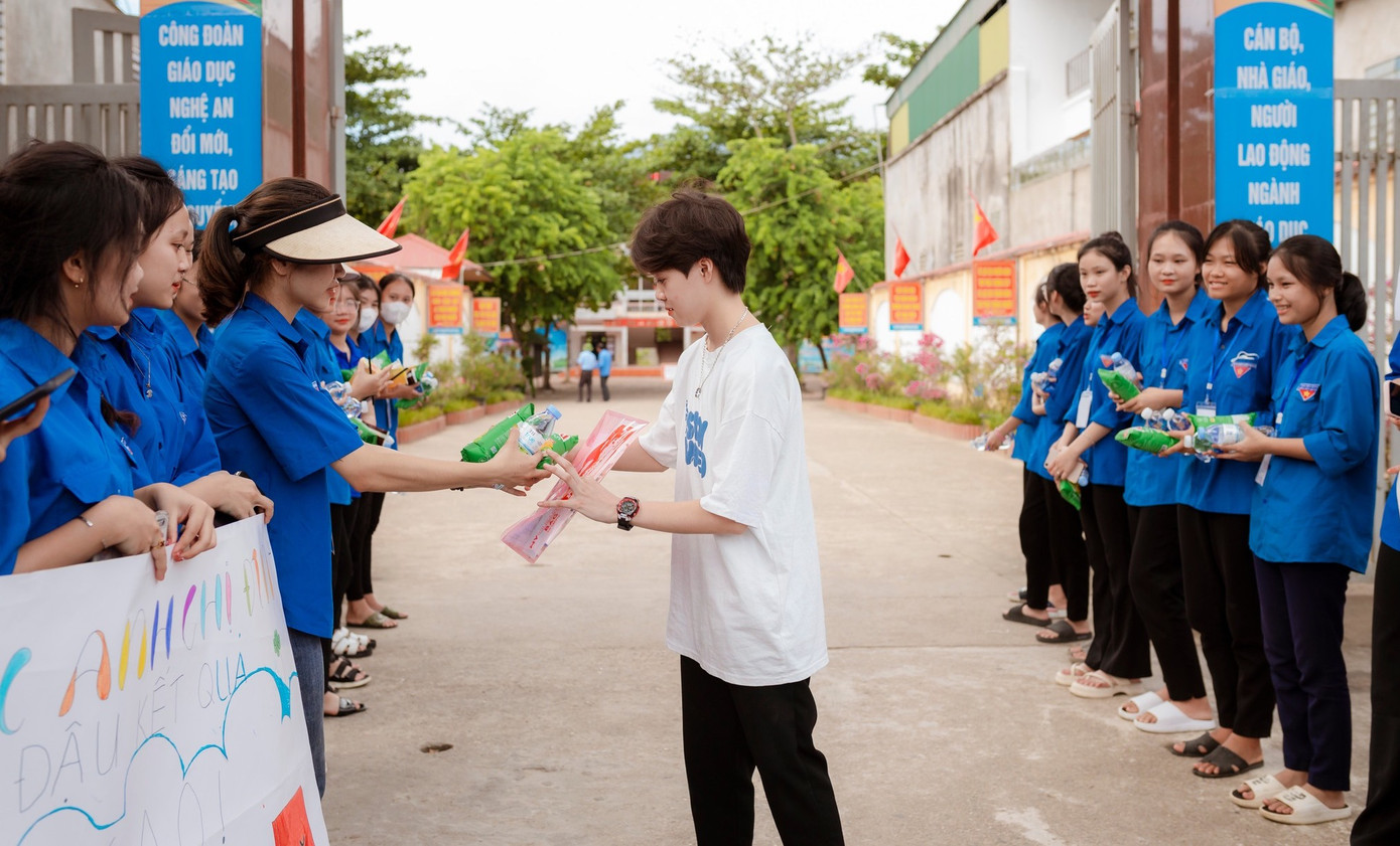 Các đoàn viên thanh niên tình nguyện tổ chức nhiều đội hình đứng trước cổng trường để hướng dẫn, phát nước, phát bánh mì, tiếp sức sĩ tử trước khi vào phòng thi.
