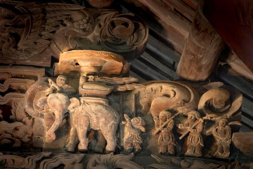 Ngoài hình tượng “tứ linh” được khắc họa dưới nhiều hình thức khác nhau, còn có nhiều đề tài minh họa các điển cố, điển tích, thể hiện ước mơ của người nông dân Nghệ An nói chung và làng Hoành Sơn nói riêng.