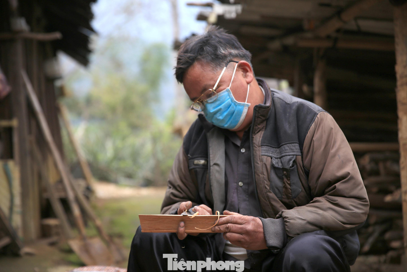 Ông Thò Chừ Xồng, một thợ rèn ở xã Tri Lễ (huyện Quế Phong, Nghệ An) cho biết, để có sản phẩm rèn tốt phụ thuộc vào kinh nghiệm của từng người thợ, mà kinh nghiệm ấy lại rất khó diễn tả bằng lời. Ông Thò Chừ Xồng, một thợ rèn ở xã Tri Lễ (huyện Quế Phong, Nghệ An) cho biết, để có sản phẩm rèn tốt phụ thuộc vào kinh nghiệm của từng người thợ, mà kinh nghiệm ấy lại rất khó diễn tả bằng lời.