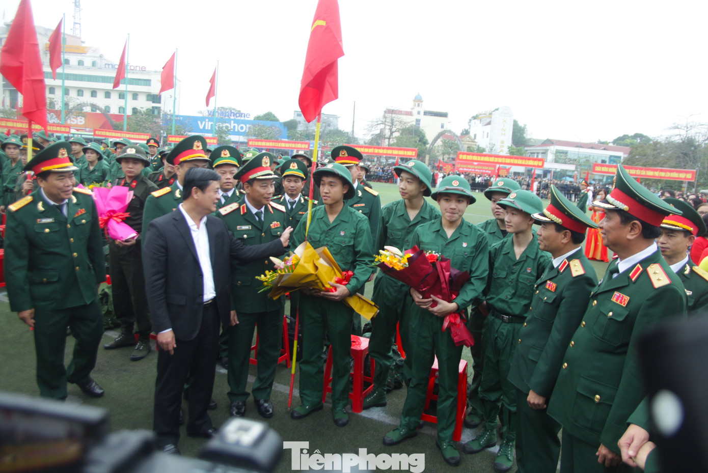 Ông Thái Thanh Quý - Bí thư tỉnh Nghệ An và Trung tướng Nguyễn Doãn Anh - Phó Tổng Tham mưu trưởng Quân đội nhân dân Việt Nam cùng lãnh đạo Quân khu 4, Bộ Chỉ huy Quân sự tỉnh Nghệ An tặng hoa cho các công dân lên đường nhập ngũ. Ông Thái Thanh Quý - Bí thư tỉnh Nghệ An và Trung tướng Nguyễn Doãn Anh - Phó Tổng Tham mưu trưởng Quân đội nhân dân Việt Nam cùng lãnh đạo Quân khu 4, Bộ Chỉ huy Quân sự tỉnh Nghệ An tặng hoa cho các công dân lên đường nhập ngũ.