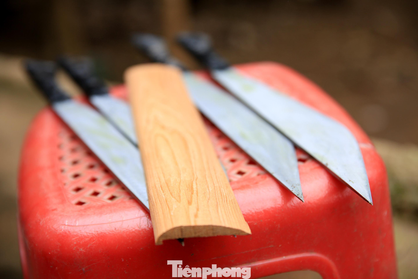 Không chỉ phục vụ cuộc sống hàng ngày, hiện nghề rèn đã trở thành “nghề chính”, kiếm sống của một số người Mông. Sản phẩm của họ đã được bày bán rộng rãi đến các địa phương trong và ngoài nước. Không chỉ phục vụ cuộc sống hàng ngày, hiện nghề rèn đã trở thành “nghề chính”, kiếm sống của một số người Mông. Sản phẩm của họ đã được bày bán rộng rãi đến các địa phương trong và ngoài nước.