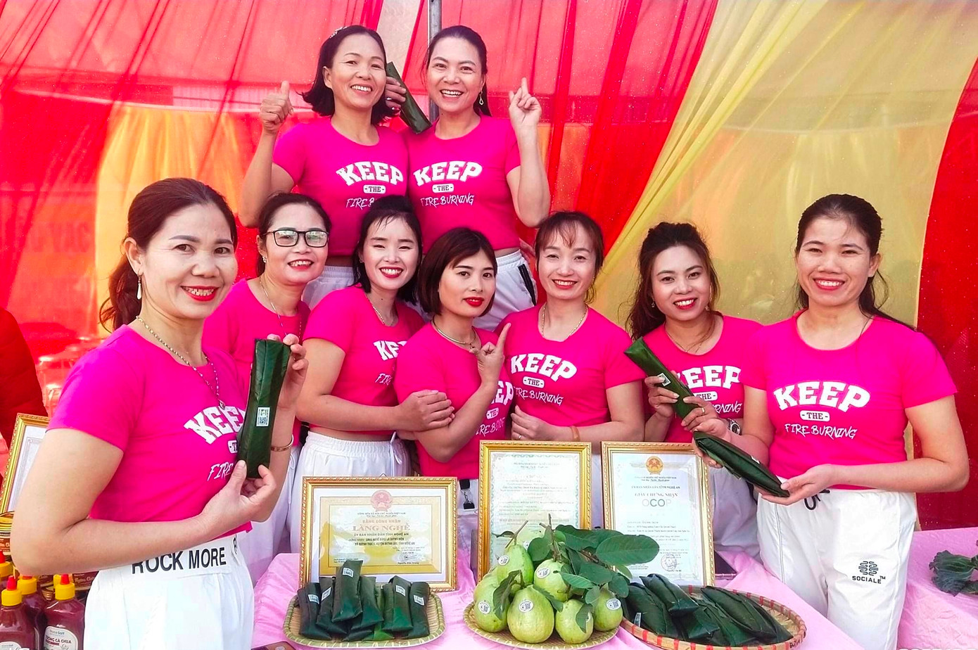 Ông Nguyễn Bá Trinh - Chủ tịch Hội Nông dân xã Quỳnh Thạch, cho biết, bánh lá Quỳnh Viên có từ hàng trăm năm và được chứng nhận làng nghề từ tháng 11/2023. Đây là một trong những động lực để người dân cùng "giữ lửa nghề". Nghề gói bánh lá không chỉ tạo việc làm và thu nhập cho hàng trăm lao động mà còn làm cho đời sống nhân dân Quỳnh Viên, xã Quỳnh Thạch ngày càng khởi sắc. Ông Nguyễn Bá Trinh - Chủ tịch Hội Nông dân xã Quỳnh Thạch, cho biết, bánh lá Quỳnh Viên có từ hàng trăm năm và được chứng nhận làng nghề từ tháng 11/2023. Đây là một trong những động lực để người dân cùng "giữ lửa nghề". Nghề gói bánh lá không chỉ tạo việc làm và thu nhập cho hàng trăm lao động mà còn làm cho đời sống nhân dân Quỳnh Viên, xã Quỳnh Thạch ngày càng khởi sắc.