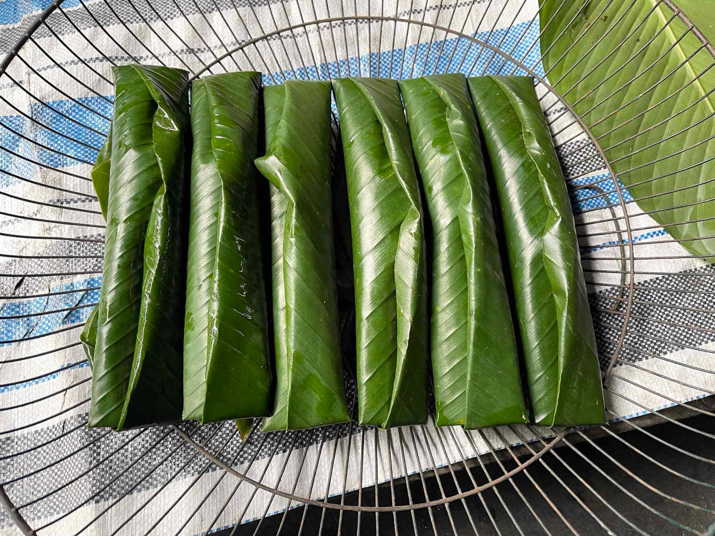 Bánh lá (hay còn gọi là bánh tẻ) là tên gọi dân dã của một thứ bánh được gói trong lá dong xanh. Bánh lá Quỳnh Viên được làm từ những nguyên liệu có sẵn trong cuộc sống hằng ngày gồm: hành lá, hành củ, thịt lợn ba chỉ, hạt tiêu, mộc nhĩ. Tất cả được băm nhỏ, trộn lẫn với gia vị rồi đặt trong lòng một lớp bột gạo, gói lại bằng lá dong. Quy trình làm bánh lá cũng không khó, nhưng nghề làm bánh cũng lắm công phu, vì trải qua nhiều công đoạn như chọn nguyên liệu, sơ chế, bột bánh và hấp bánh. Từ chiều hôm trước người làm bánh phải rửa sạch, phơi ráo lá dong và chuẩn bị nguyên liệu để làm nhân bánh. Bánh lá (hay còn gọi là bánh tẻ) là tên gọi dân dã của một thứ bánh được gói trong lá dong xanh. Bánh lá Quỳnh Viên được làm từ những nguyên liệu có sẵn trong cuộc sống hằng ngày gồm: hành lá, hành củ, thịt lợn ba chỉ, hạt tiêu, mộc nhĩ. Tất cả được băm nhỏ, trộn lẫn với gia vị rồi đặt trong lòng một lớp bột gạo, gói lại bằng lá dong. Quy trình làm bánh lá cũng không khó, nhưng nghề làm bánh cũng lắm công phu, vì trải qua nhiều công đoạn như chọn nguyên liệu, sơ chế, bột bánh và hấp bánh. Từ chiều hôm trước người làm bánh phải rửa sạch, phơi ráo lá dong và chuẩn bị nguyên liệu để làm nhân bánh.