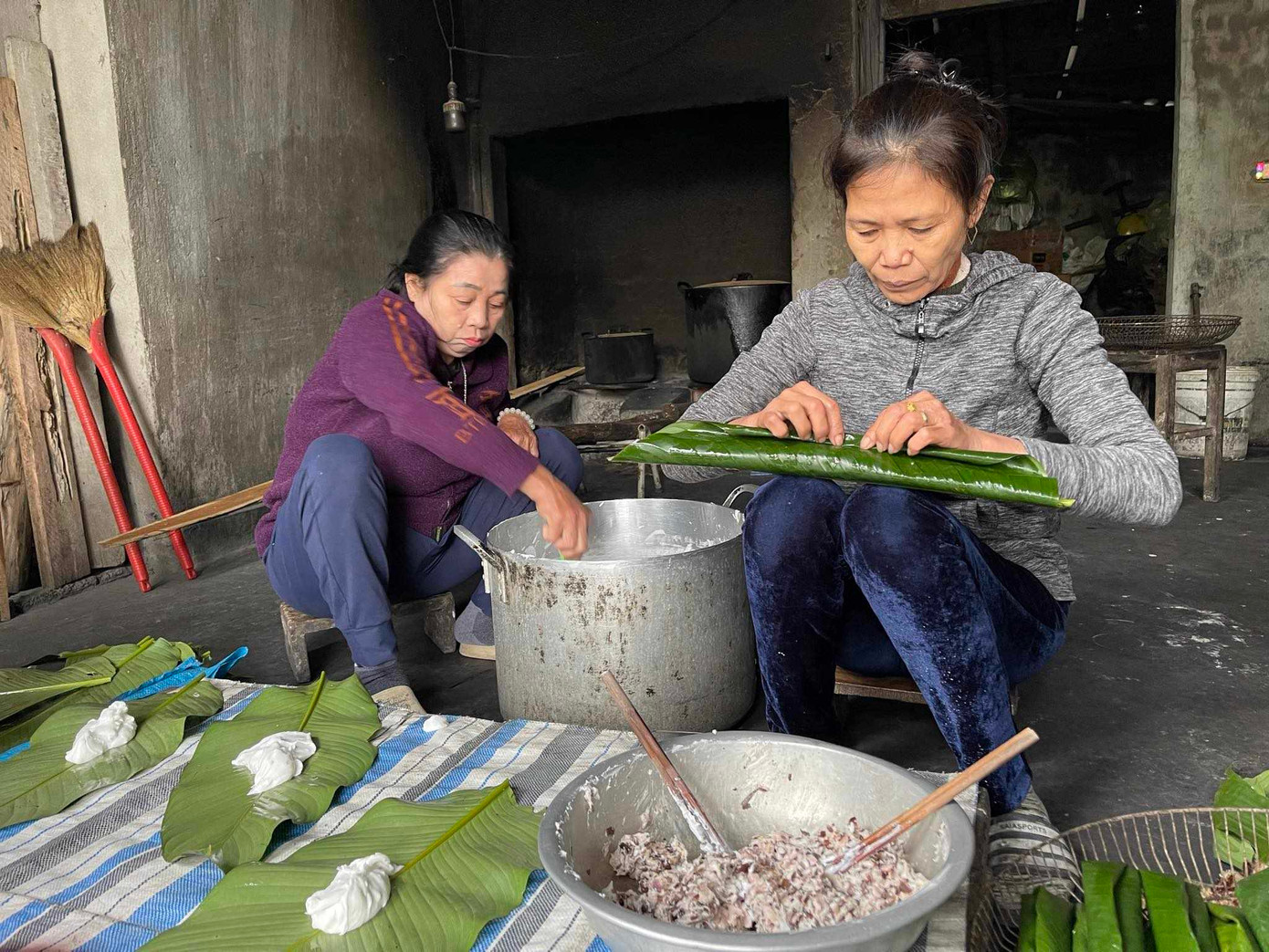 Nhân và bột cùng lá dong làm nên những chiếc bánh lá đậm đà hương vị đặc trưng của làng bánh lá Quỳnh Viên. Nhân và bột cùng lá dong làm nên những chiếc bánh lá đậm đà hương vị đặc trưng của làng bánh lá Quỳnh Viên.
