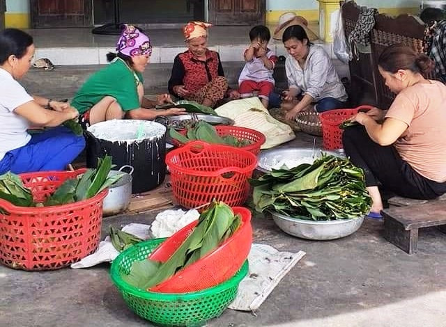 Làng nghề bánh lá Quỳnh Viên hiện có 40 cơ sở, hộ gia đình làm nghề, tạo việc làm và thu nhập cho hàng trăm lao động của địa phương. Bình quân mỗi ngày làng nghề gói từ 1.800 - 2.000 chiếc bánh, những lúc có việc hiếu, hỉ, tiệc… lên đến 3.000- 4.000 chiếc, công việc đều tay không nghỉ. Làng nghề bánh lá Quỳnh Viên hiện có 40 cơ sở, hộ gia đình làm nghề, tạo việc làm và thu nhập cho hàng trăm lao động của địa phương. Bình quân mỗi ngày làng nghề gói từ 1.800 - 2.000 chiếc bánh, những lúc có việc hiếu, hỉ, tiệc… lên đến 3.000- 4.000 chiếc, công việc đều tay không nghỉ.