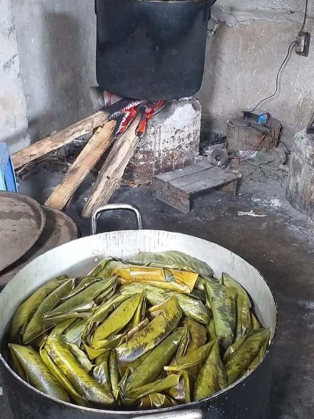 Bánh lá sau khi được gói, đưa lên bếp củi hấp khoảng 70 phút là chín. Bánh lá sau khi được gói, đưa lên bếp củi hấp khoảng 70 phút là chín.