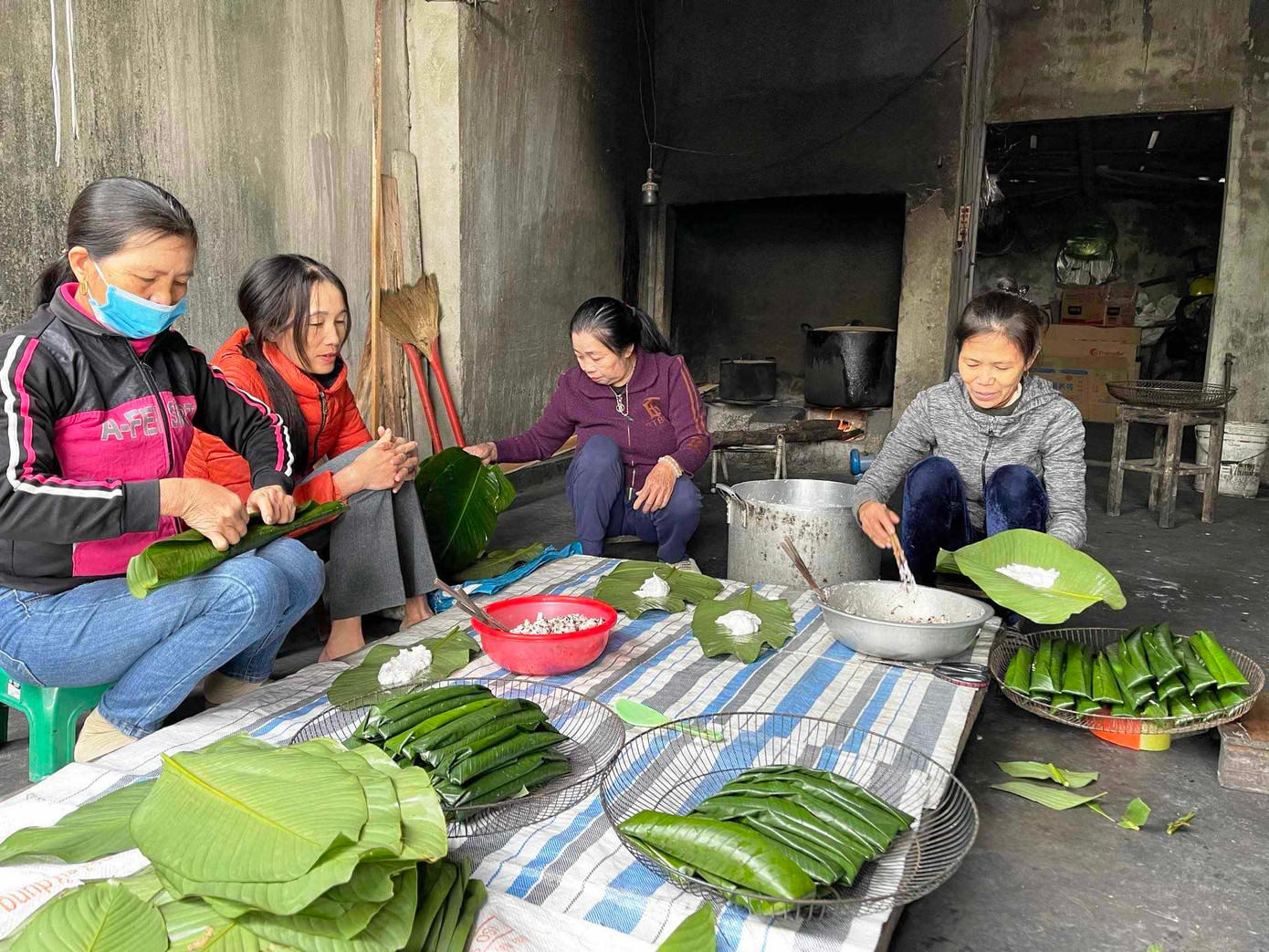 Bình quân mỗi ngày cơ sở của bà Nguyễn thị Xuân gói từ 300 đến 500 cái bánh lá. Ngày lễ, tiệc hiếu, hỉ lên đến hàng nghìn cái Bình quân mỗi ngày cơ sở của bà Nguyễn thị Xuân gói từ 300 đến 500 cái bánh lá. Ngày lễ, tiệc hiếu, hỉ lên đến hàng nghìn cái