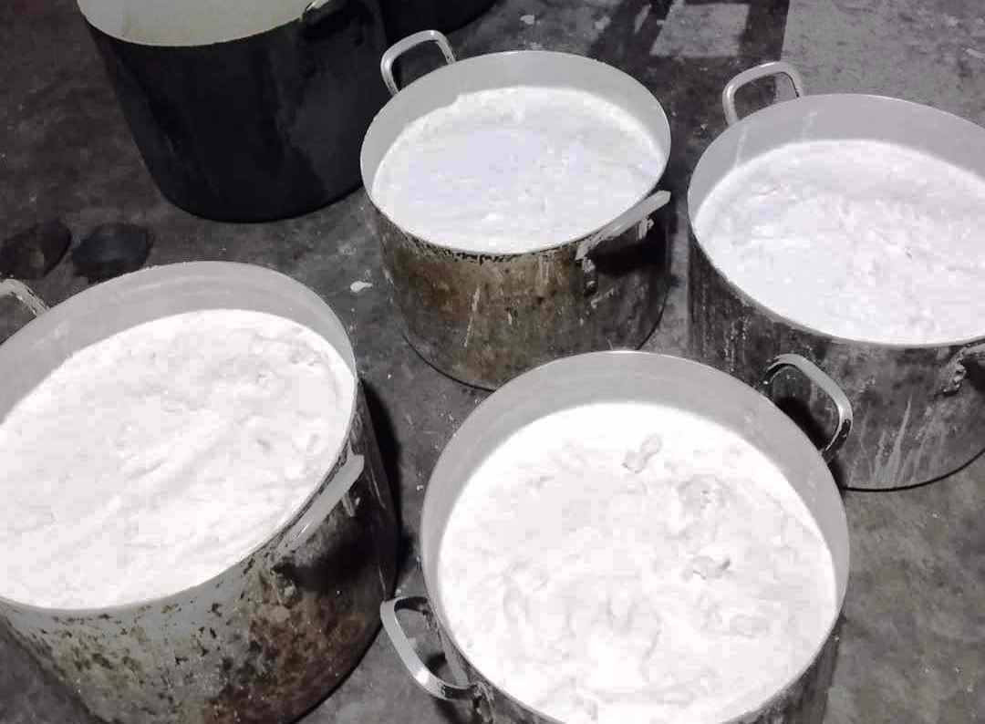 Nguyên liệu chính của bánh lá là gạo tẻ đã làm sạch, ngâm nước đủ 5 tiếng, đến gần sáng hôm sau mới được mang đi xay ra thành bột nước. Trước đây, người dân thường xay bột bằng cối đá. Từ ngày có máy xay bột thì việc xay bột đã nhẹ nhàng hơn. Để kịp có bánh bán buổi sáng thì khoảng 2 giờ sáng, người thợ đã phải dậy sớm bắt tay vào làm việc. Với công đoạn xay bột thì mất khoảng 30-60 phút tùy vào lượng gạo làm. Nguyên liệu chính của bánh lá là gạo tẻ đã làm sạch, ngâm nước đủ 5 tiếng, đến gần sáng hôm sau mới được mang đi xay ra thành bột nước. Trước đây, người dân thường xay bột bằng cối đá. Từ ngày có máy xay bột thì việc xay bột đã nhẹ nhàng hơn. Để kịp có bánh bán buổi sáng thì khoảng 2 giờ sáng, người thợ đã phải dậy sớm bắt tay vào làm việc. Với công đoạn xay bột thì mất khoảng 30-60 phút tùy vào lượng gạo làm.