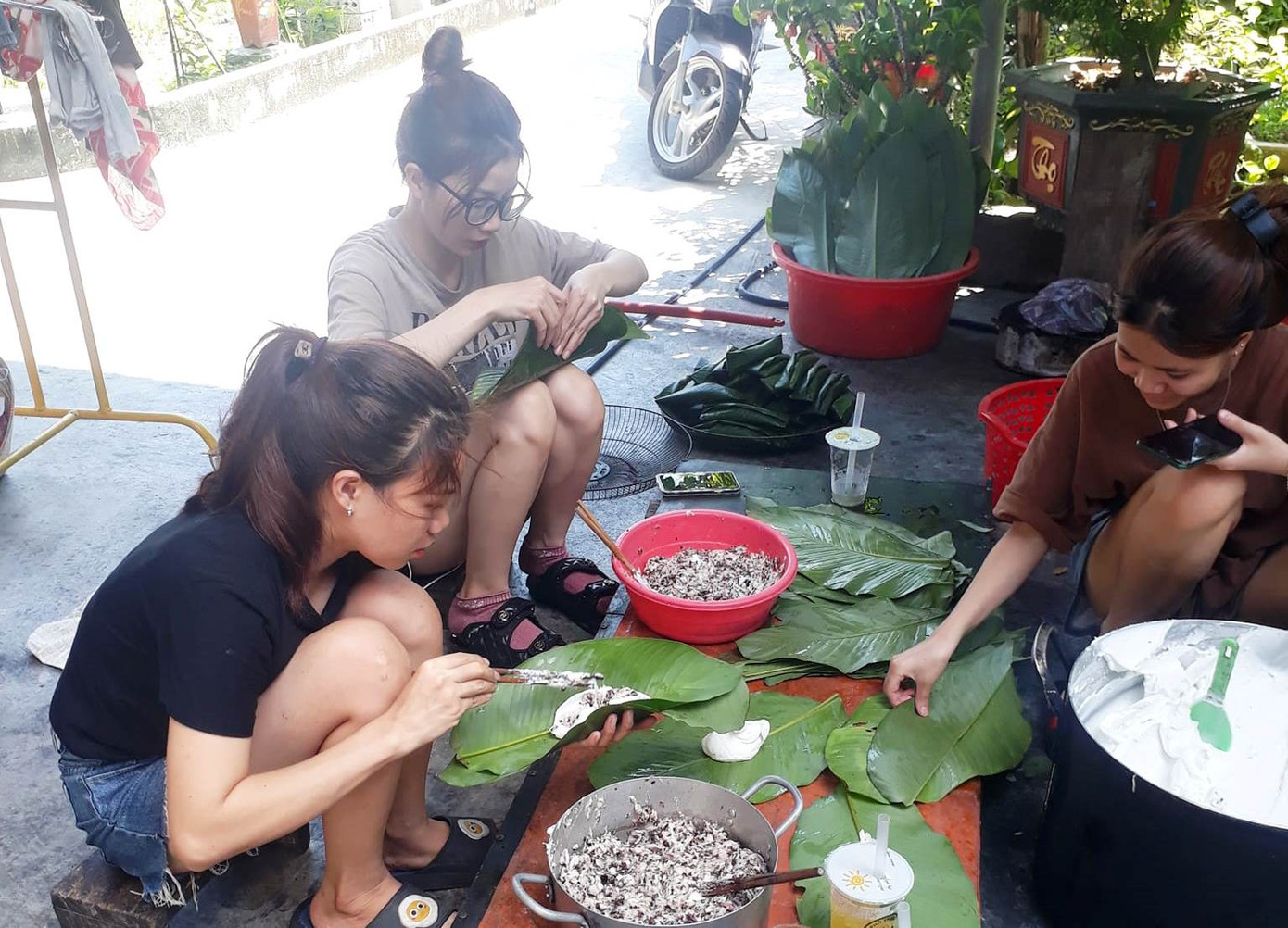 Nhiều bạn trẻ tranh thủ ngày hè phụ gia đình làm bánh lá tăng thu nhập. Nhiều bạn trẻ tranh thủ ngày hè phụ gia đình làm bánh lá tăng thu nhập.