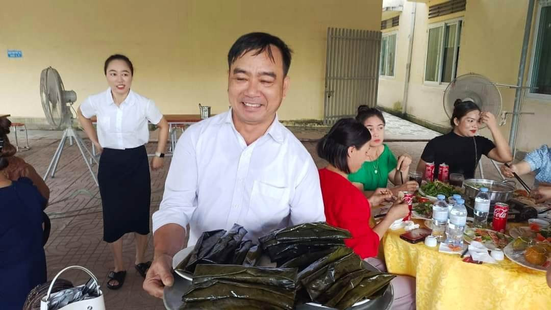 Và là món ăn không thể thiếu ở làng quê Quỳnh Thạch và vùng lân cận dịp lễ Tết, tiệc cưới hỏi... Và là món ăn không thể thiếu ở làng quê Quỳnh Thạch và vùng lân cận dịp lễ Tết, tiệc cưới hỏi...