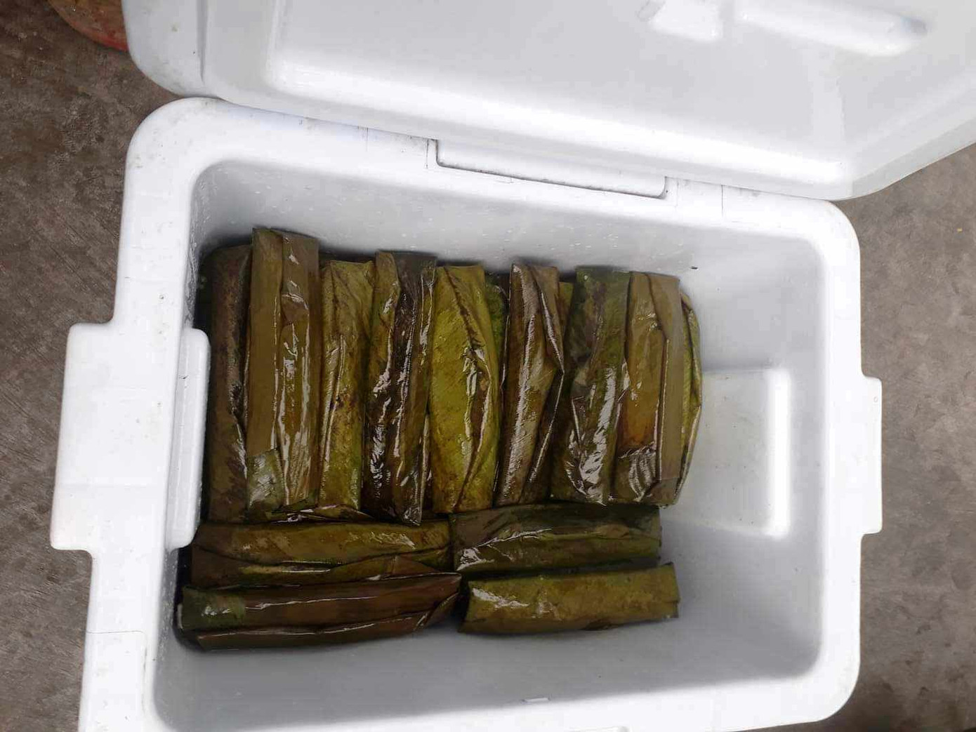 Hấp chín xong, bánh lá được cơ sở chế biến cho vào thùng xốp mang đi tiêu thụ. Hấp chín xong, bánh lá được cơ sở chế biến cho vào thùng xốp mang đi tiêu thụ.