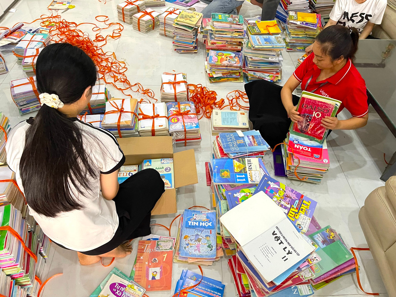 Chỉ trong 10 ngày kêu gọi, nhóm của Bảo Chi nhận được hàng nghìn bộ sách, vở, đồ dùng học tập của các bạn học sinh trên cả nước gửi về. Chỉ trong 10 ngày kêu gọi, nhóm của Bảo Chi nhận được hàng nghìn bộ sách, vở, đồ dùng học tập của các bạn học sinh trên cả nước gửi về.