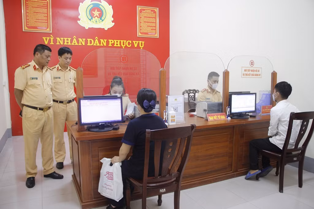 Nhiều biển số đẹp được đưa ra đấu giá nhận được sự quan tâm của người dân.