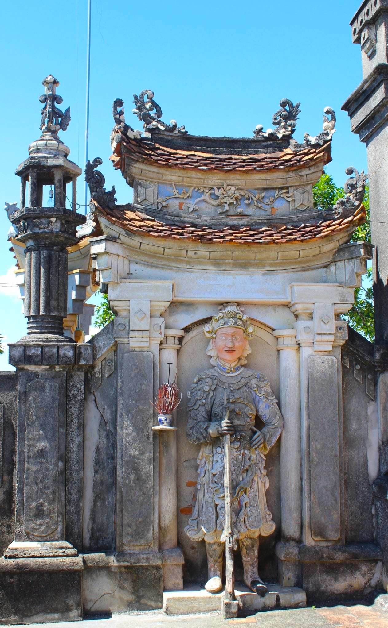 Hai bên lầu và trụ biểu là 2 bức tượng lính canh, tượng bên phải cầm súng, tượng bên trái cầm gươm. Từ 2 trụ phụ này, lại liên kết với 2 bức tượng và 2 cổng phụ rất vững chắc. Hai bên lầu và trụ biểu là 2 bức tượng lính canh, tượng bên phải cầm súng, tượng bên trái cầm gươm. Từ 2 trụ phụ này, lại liên kết với 2 bức tượng và 2 cổng phụ rất vững chắc.