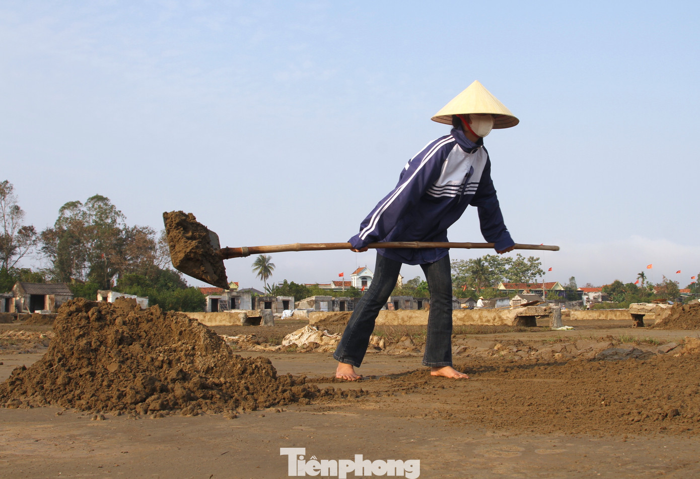 Nghề làm muối thu nhập thấp lại phải làm việc với cường độ cao và nắng nóng khủng khiếp nên thanh niên các làng muối đều rời làng đi làm nghề khác. Trên cánh đồng muối đa phần chỉ là những người già và học sinh phụ bố mẹ.