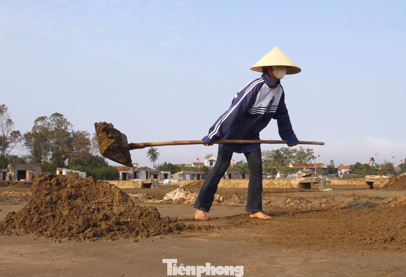 Nghề làm muối thu nhập thấp lại phải làm việc với cường độ cao và nắng nóng khủng khiếp nên thanh niên các làng muối đều rời làng đi làm nghề khác. Trên cánh đồng muối đa phần chỉ là những người già và học sinh phụ bố mẹ.