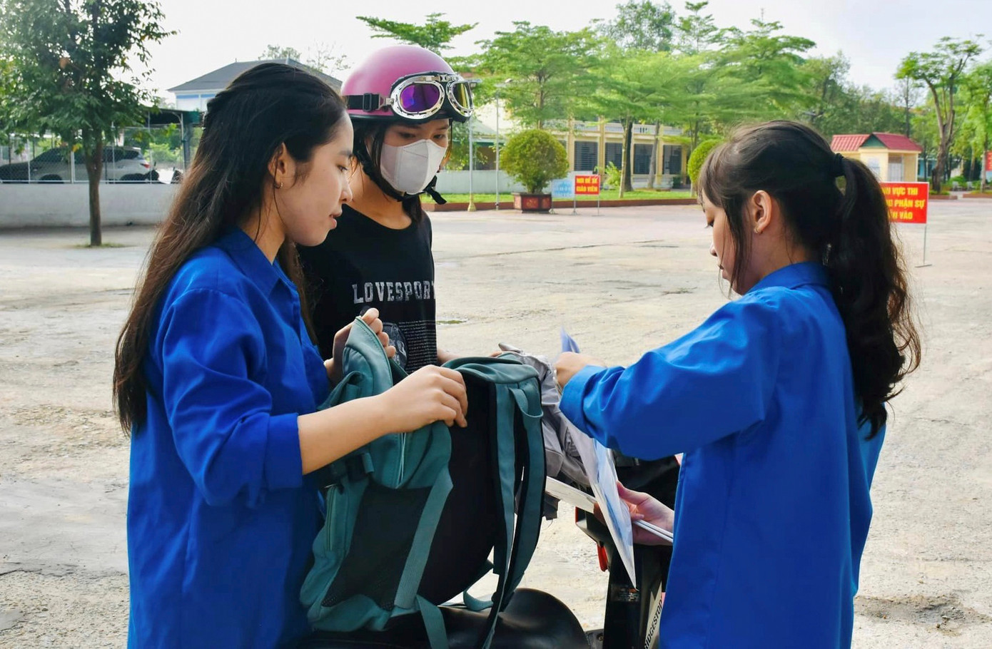 Tại các địa điểm thi khác ở huyện Kỳ Anh, Đức Thọ, Nghi Xuân, Hương Khê... đoàn thanh niên cũng thành lập các tổ đội xe ôm miễn phí tiếp sức mùa thi, hỗ trợ giữ đồ dùng và cùng công an các địa phương hướng dẫn kích hoạt định danh điện tử cho người nhà thí sinh.