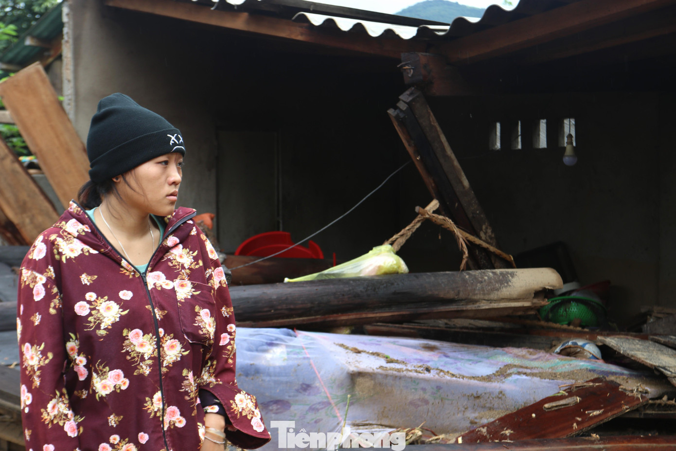 Đứa con 4 tháng tuổi Và Y Dờ (SN 2023, bản Hòa Sơn) bị lũ cuốn. Chị Dờ quặn thắt trong nỗi đau mất con, căn nhà bị đổ sập, Và Y Dờ phải nương nhờ nhà họ hàng.