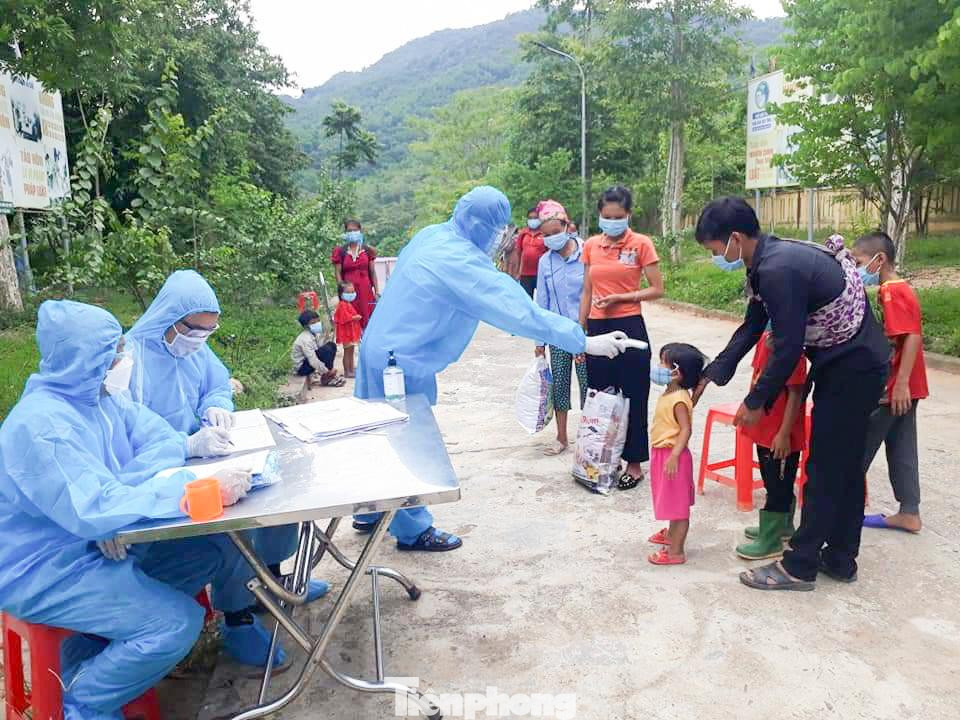 Ngành y tế thực hiện đo thân nhiệt, lấy mẫu xét nghiệm, phân loại các trường hợp tiếp xúc với F0. Ngành y tế thực hiện đo thân nhiệt, lấy mẫu xét nghiệm, phân loại các trường hợp tiếp xúc với F0.