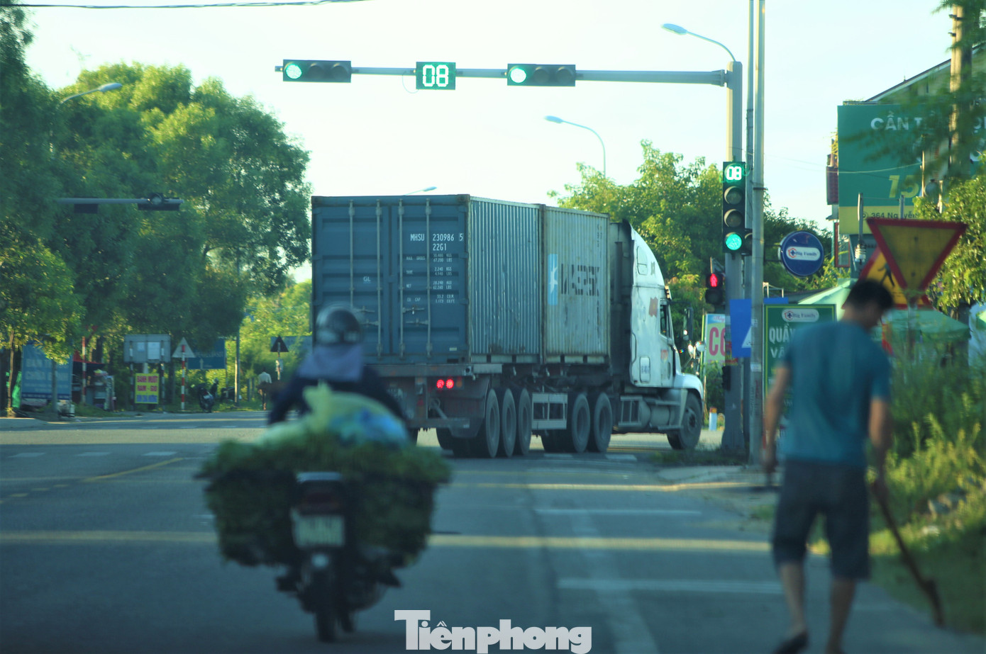 Đoàn xe chạy di chuyển qua các khu dân cư dọc tuyến đường ven biển. Ông Hoàng Văn Hà, Chủ tịch UBND xã Cương Gián (huyện Nghi Xuân) cho biết: &quot;Dọc tuyến đường ven biển qua địa bàn có khu chợ dân sinh, trụ sở hành chính xã và trường học nên xe tải trọng lớn qua lại nhiều, không đảm bảo an toàn sẽ rất nguy hiểm. Xã đã kiến nghị lên đơn vị quản lý tuyến đường lắp thêm biển báo, gờ giảm tốc qua các khu vực cũng như giám sát trọng tải các xe này để đảm bảo an toàn khi lưu thông trên đường&quot;.