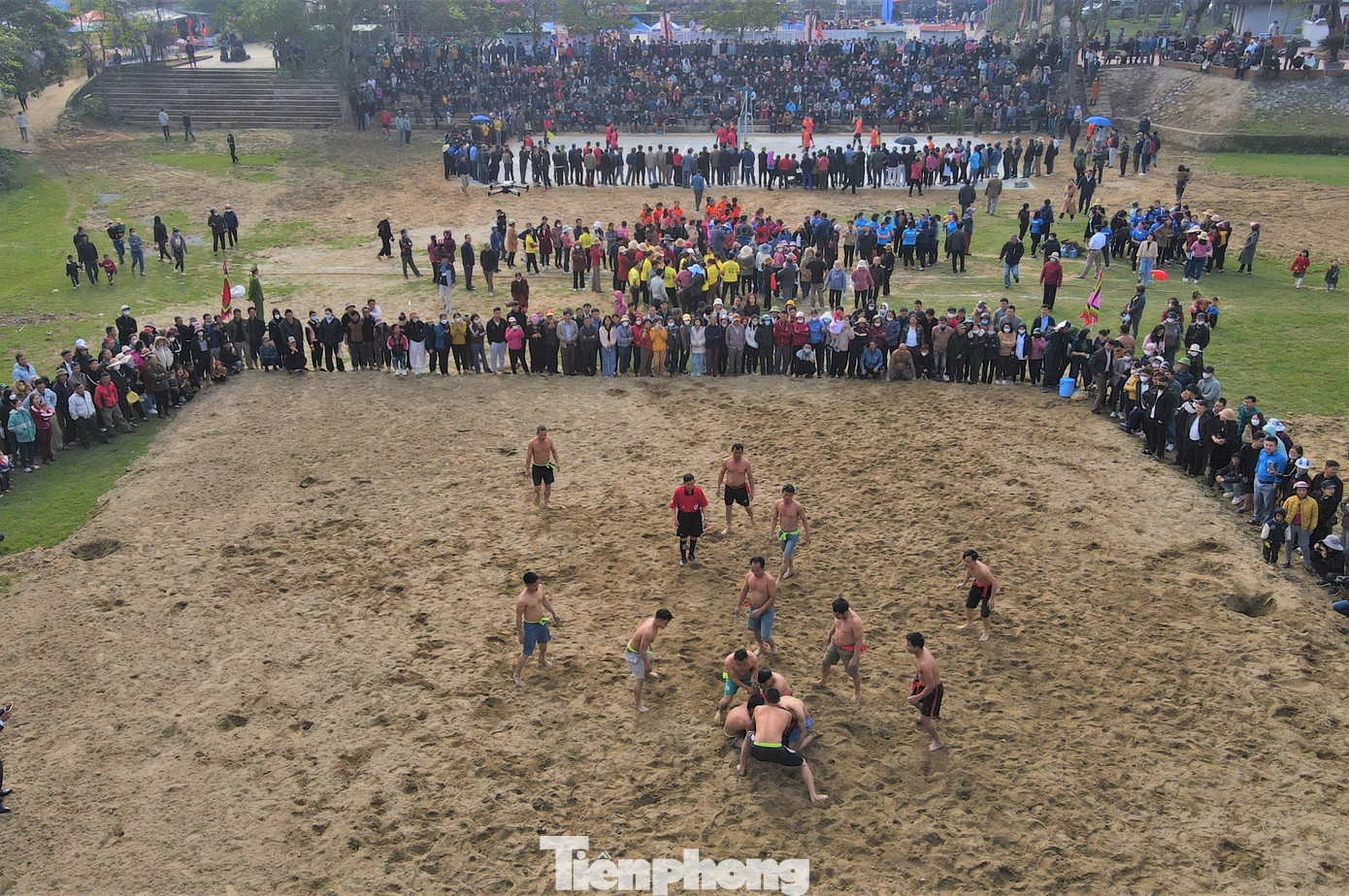 Ngoài các nghi thức cúng tế, rước lễ, tại lễ hội đền Bạch Mã đã diễn ra nhiều trò chơi dân gian thu hút người dân về theo dõi như: Vật cù, kéo co, bóng chuyền, đập niêu...