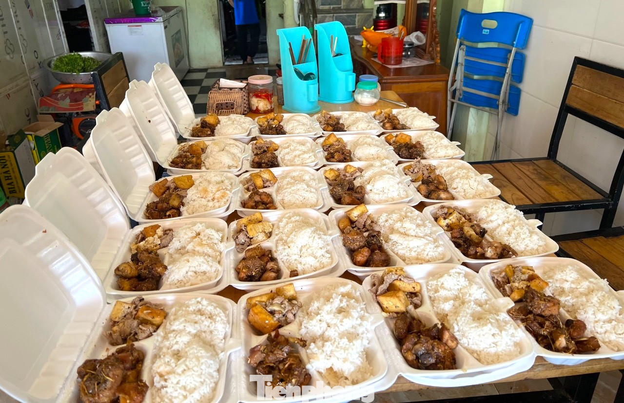 Những suất cơm với đầy đủ dinh dưỡng gồm thịt trứng, rau, canh... đảm bảo thí sinh có đủ chất dinh dưỡng để tiếp tục làm bài vào buổi chiều.