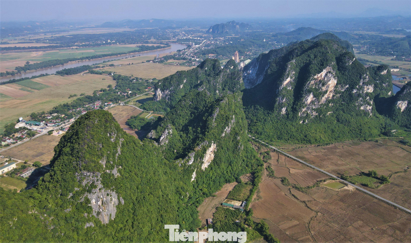 Vùng đất Anh Sơn có địa hình đồi núi 41.416 ha, chiếm 80% diện tích tự nhiên. Trong đó, cao nhất là đỉnh Kim Nhan thuộc vùng đồi núi Cao Vều.