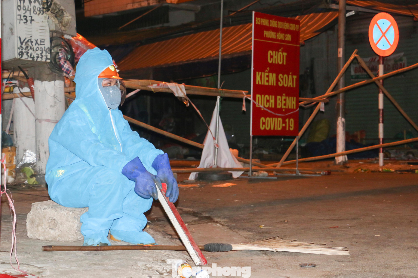 Phút nghỉ ngơi của nữ công nhân. Mỗi ngày họ làm việc từ 18h đến 2 sáng hôm sau, có những ngày lễ Tết làm việc đến 5h sáng cho đến khi thu gom, vệ sinh hết rác thải. Phút nghỉ ngơi của nữ công nhân. Mỗi ngày họ làm việc từ 18h đến 2 sáng hôm sau, có những ngày lễ Tết làm việc đến 5h sáng cho đến khi thu gom, vệ sinh hết rác thải.