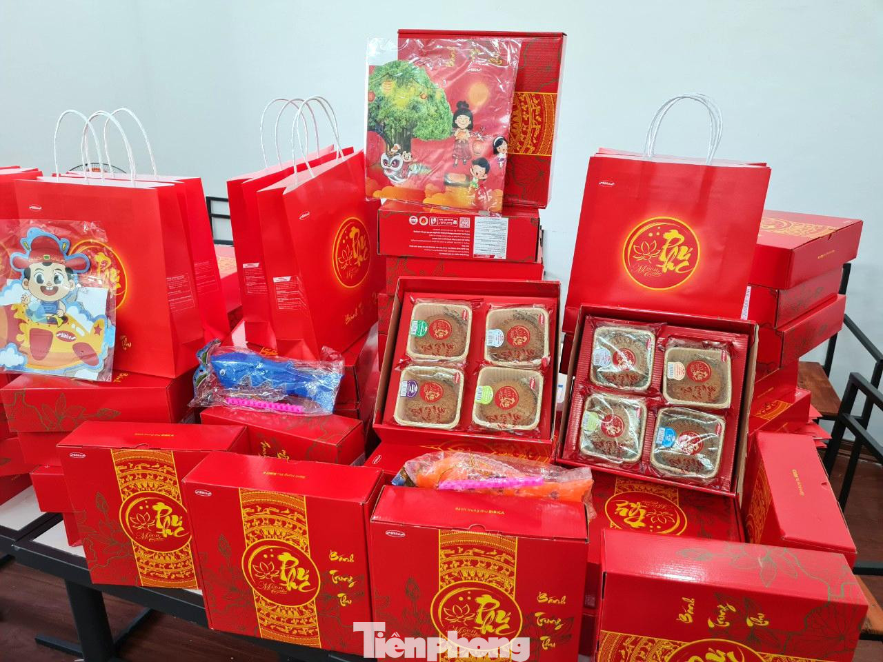 Bác sỹ Nguyễn Thanh Hải - Phó Giám đốc Bệnh viện Nội tiết Nghệ An, phụ trách Bệnh viện Dã chiến số 4 cho biết, thời điểm này, trong bệnh viện chỉ còn 60 bệnh nhân là trẻ em nên bệnh viện đã chuẩn bị 60 suất quà.