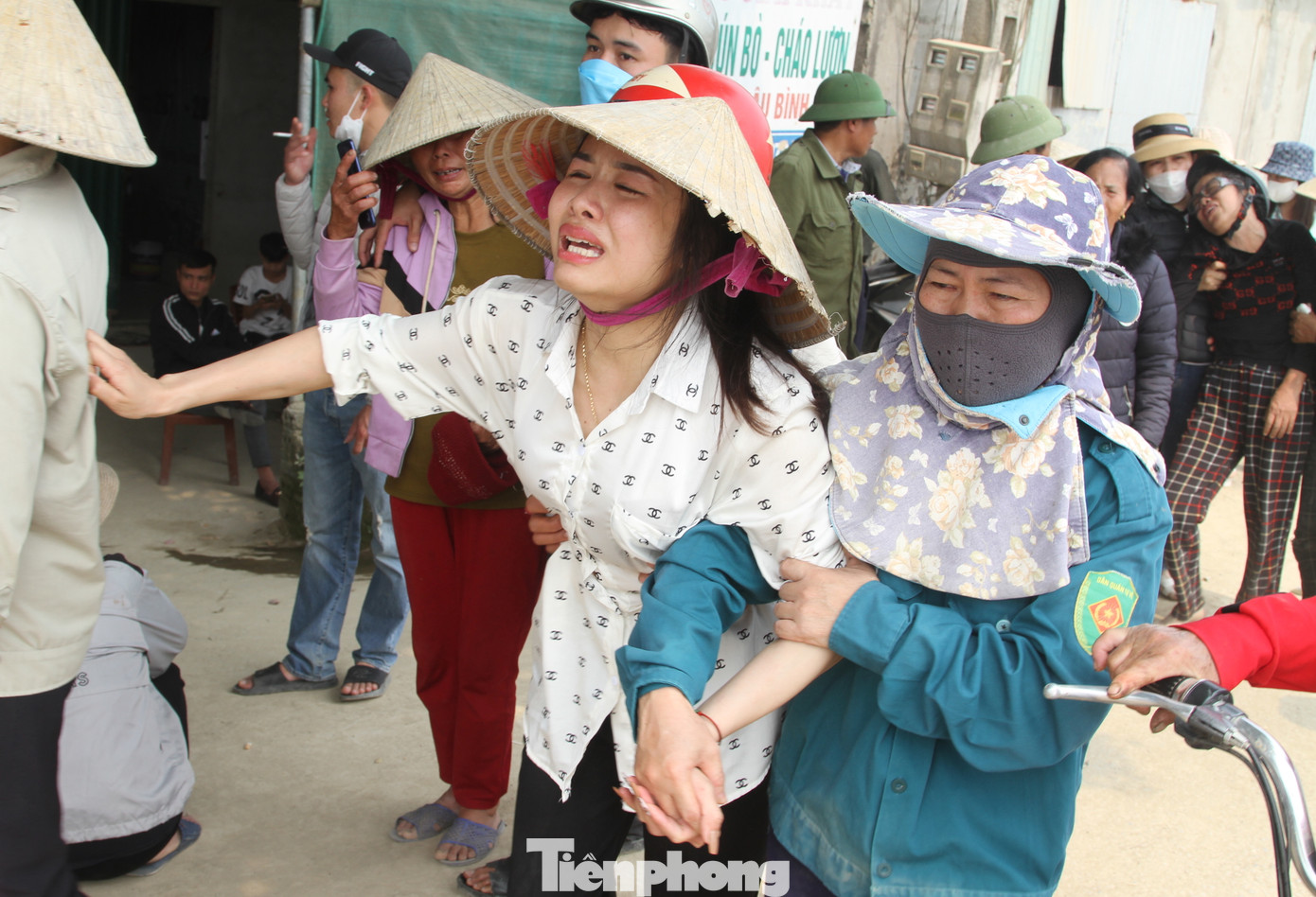 Chị Nguyễn Thị Diệp (chị gái nạn nhân Hồng) gào khóc tên em. Chị Nguyễn Thị Diệp (chị gái nạn nhân Hồng) gào khóc tên em.