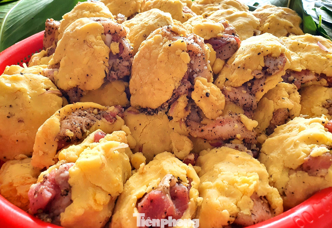 Nhân bánh bao gồm thịt heo, đỗ xanh được kết hợp cùng nhau.