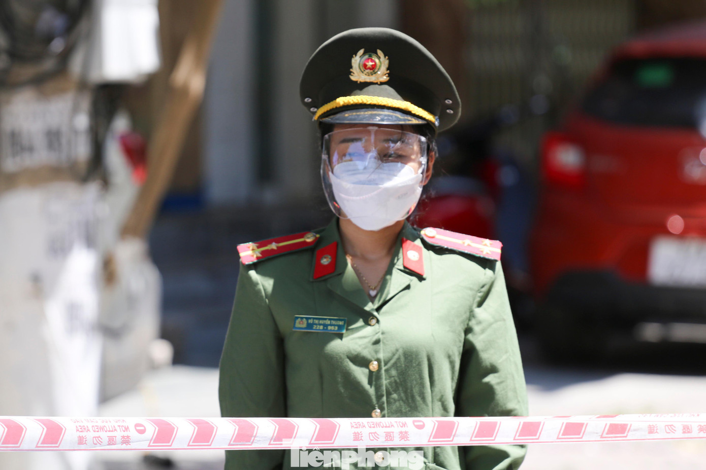 Nữ Thượng úy Võ Thị Huyền Thương (Phòng PA03) làm nhiệm vụ tại chốt đường Thái Phiên, phường Hồng Sơn.