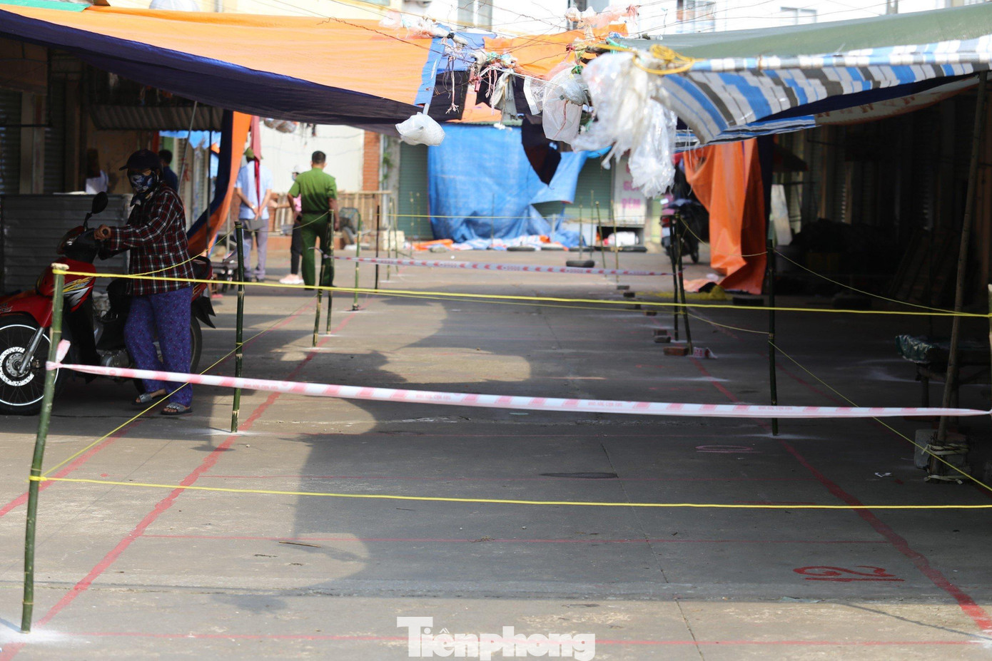 Tại các chợ dân sinh được phép hoạt động trở lại như chợ Quang Trung, chợ Ga, chợ Bến Thủy, chợ Vinh, chợ tạm Hưng Phúc, chợ Hưng Dũng, công tác phòng chống dịch được triển khai chặt chẽ. Chính quyền địa phương, công an thường xuyên kiểm tra.