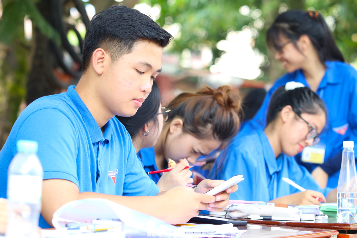 Mỗi mùa thi đi qua sẽ có biết bao cảm xúc, nhưng hình ảnh những áo xanh tình nguyện chắc chắn sẽ để lại ấn tượng cho nhiều người.