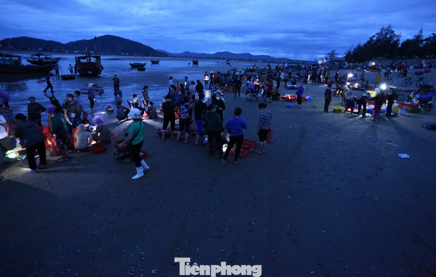 Khoảng 3-4h sáng mỗi ngày, lúc còn chưa rõ mặt người, chợ hải sản dọc bờ biển đã kín người. Họ là những người dân làng chài, thương lái, chủ nhà hàng và cả du khách tập trung về đây để chờ những chiếc tàu ngoài khơi trở về, mang theo đủ loại hải sản biển tươi sống.