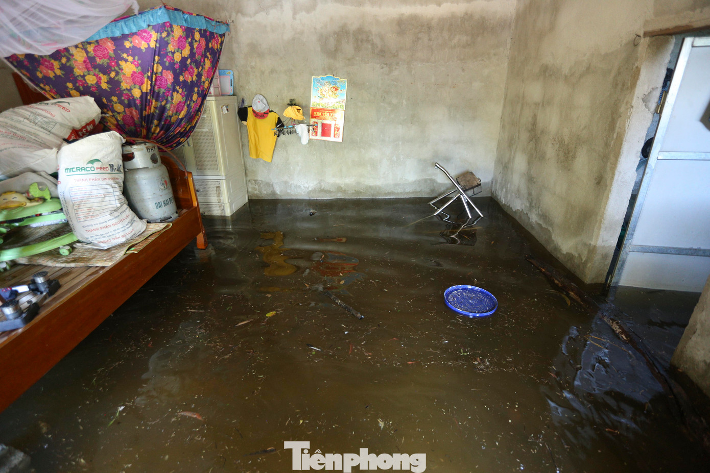 &quot;Chồng bị bệnh, tôi lại vừa sinh con hơn 3 tháng nên khi nước vào không kịp di chuyển tài sản. Giờ tài sản bị ngâm nước, hư hỏng, không biết lấy tiền đâu mà mua sắm, lo toan cuộc sống&quot;, chị Oanh nói.
